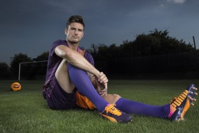 爱游戏平台-英超团体合作：团队配合展现足球魅力，英超俱乐部关系